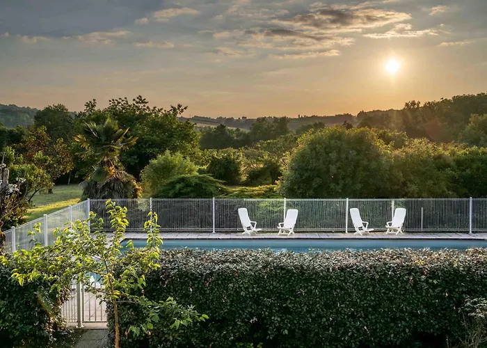 Hotel Logis La Ferme De Flaran 3*